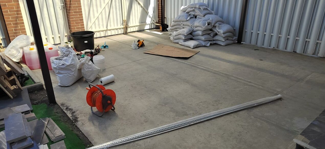 Klargøring af beton eller cement-sand afretningslag til et stentæppe